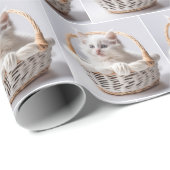 Witte kitten in een rieten mand cadeaupapier (Rol Hoek)