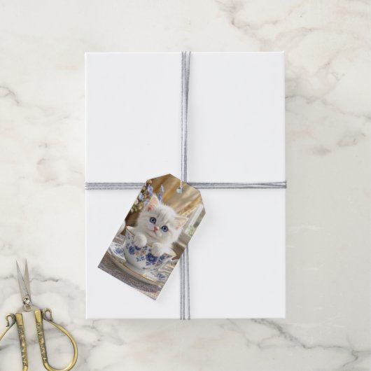 Witte kitten in een theekopje cadeaulabel (Met Touw)