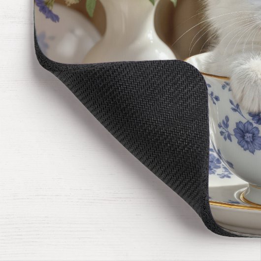 Witte kitten in een theekopje muismat (Hoek)