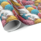 Witte kitten in kleurrijke garen ballen cadeaupapier (Rol Hoek)
