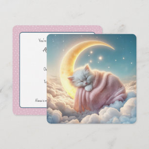 Witte kitten slaapt op een maansikkel kaart