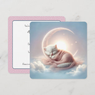 Witte kitten slaapt op een maansikkel kaart