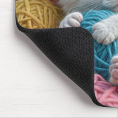 Witte kitten slapen in garen ballen muismat (Hoek)