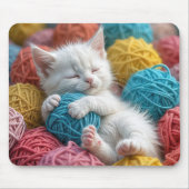 Witte kitten slapen in garen ballen muismat (Voorkant)