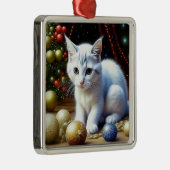 Witte Kitten Spelen met Gouden Kerstmis Ornamenten (Rechts)