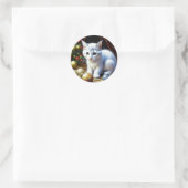 Witte Kitten Spelen met Gouden Kerstmis Ornamenten Ronde Sticker (Tas)