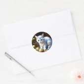 Witte Kitten Spelen met Gouden Kerstmis Ornamenten Ronde Sticker (Envelop)