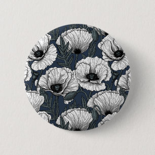 Witte klaprozen op marineblauw ronde button 5,7 cm