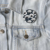 Witte klaprozen op marineblauw ronde button 5,7 cm (In situ)