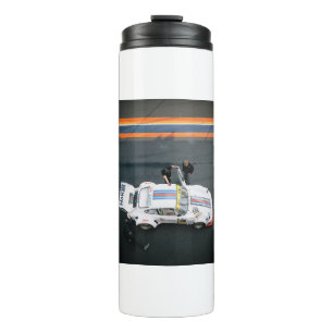 Witte klassieke raceauto thermosbeker