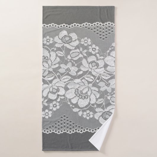 Witte kleurenrechte strook van kant op grijs badhanddoek (Badhanddoek)