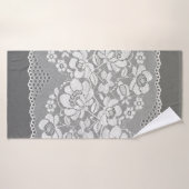 Witte kleurenrechte strook van kant op grijs badhanddoek (Badhanddoek)