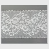 Witte kleurenrechte strook van kant op grijs cadeaupapier (Vlak)