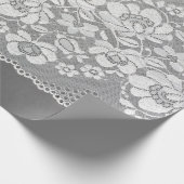 Witte kleurenrechte strook van kant op grijs cadeaupapier (Hoek)