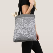 Witte kleurenrechte strook van kant op grijs tote bag (Dichtbij)