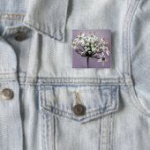 Witte knoflookbiesbloesems op paars vierkante button 5,1 cm (In situ)