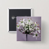 Witte knoflookbiesbloesems op paars vierkante button 5,1 cm (Voorkant /achterkant)