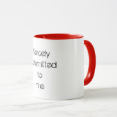 WITTE KOFFIE MOK MET ZWARTE LETTERING EN ROOD BINN (Voorkant rechts)