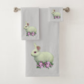 Witte konijn en Apple Flowers op Light Grey Bad Handdoek (Insitu)