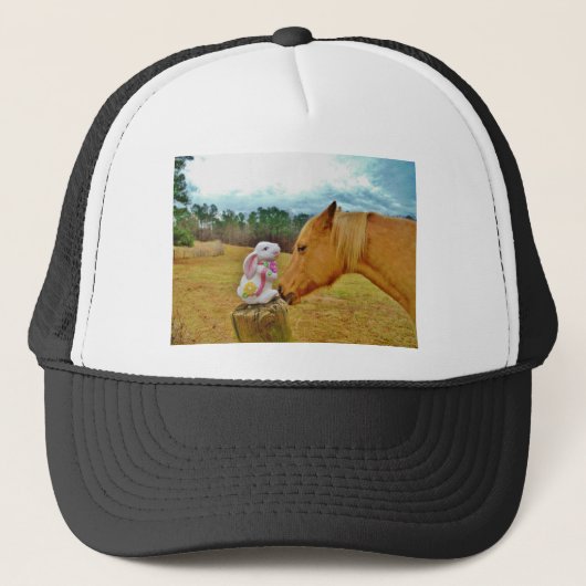 Witte konijn en Gele Paarden Trucker Pet (Voorkant)
