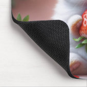 Witte konijn met sappige aardbei muismat (Hoek)