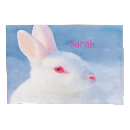 Witte konijn tegen blauwe achtergrond toevoegen na kussensloop