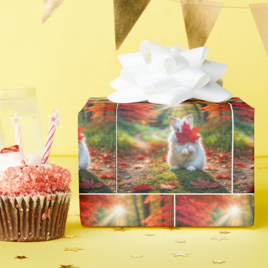 Witte konijn verstopt zich achter een rood esdoorn cadeaupapier (Verjaardagsfeest)