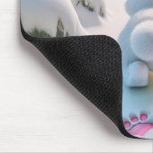 Witte konijnen hoppen in een winterbos muismat (Hoek)