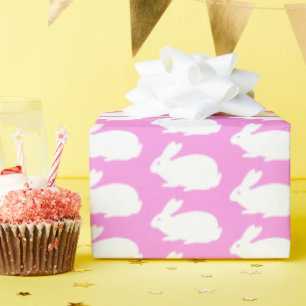 Witte konijnenpatroon op roze cadeaupapier
