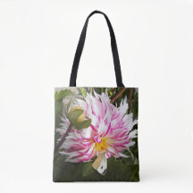 Witte Koolwitvlinder op Roze Dahlia Bloem