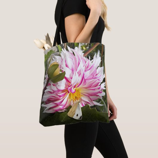 Witte Koolwitvlinder op Roze Dahlia Bloem Tote Bag (Dichtbij)