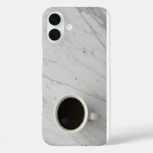 Witte kop met zwarte koffie op marmeren oppervlak iPhone 16 plus hoesje