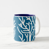 Witte koraal op blauw aquatisch leven tweekleurige koffiemok (Voorkant rechts)