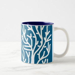 Witte koraal op blauw aquatisch leven tweekleurige koffiemok