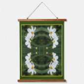 Witte kosmos bloemen en bij Abstract Hangend Wandkleed (Voorkant)