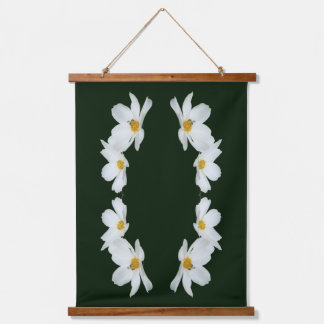 Witte kosmos bloemen en bij Abstract Hangend Wandkleed