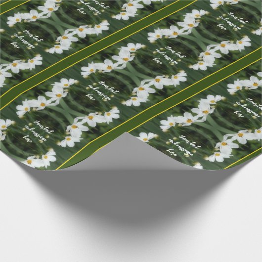 Witte kosmosbloemen en bijen op maat gesneden cadeaupapier (Hoek)