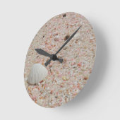 Witte kraan op roze zandband ronde klok (Hoek)