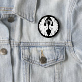 Witte kraanvogels tegenover elkaar ronde button 5,7 cm (In situ)