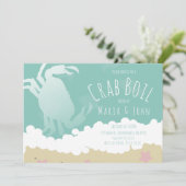 Witte Krab Kookfeest Zand Oceaan Golven Uitnodigin Kaart (Staand voorkant)