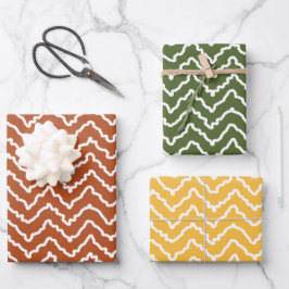 Witte kronkelende chevron op terracotta groen geel inpakpapier vel