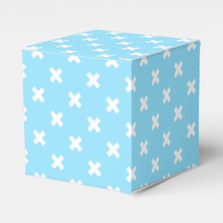 Witte kruisstiften op babyblauw bedankdoosjes