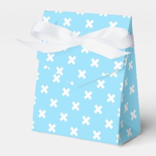 Witte kruisstiften op babyblauw bedankdoosjes