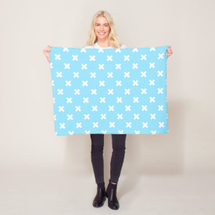 Witte kruisstiften op babyblauw fleece deken