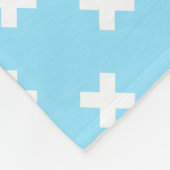Witte kruisstiften op babyblauw fleece deken (Hoek)