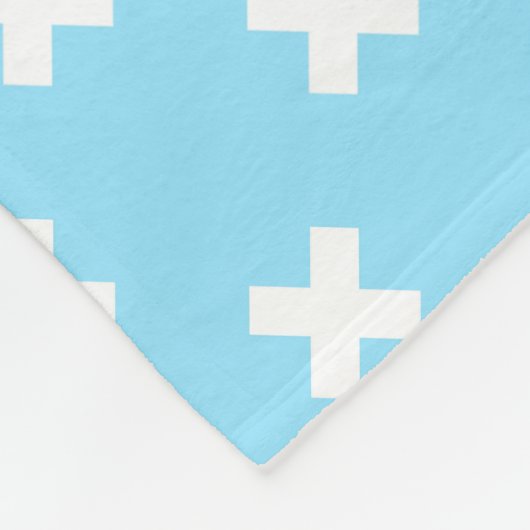 Witte kruisstiften op babyblauw fleece deken (Hoek)