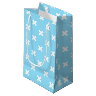 Witte kruisstiften op babyblauw klein cadeauzakje