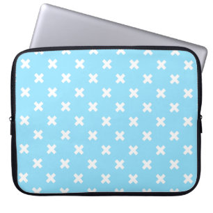 Witte kruisstiften op babyblauw laptop sleeve