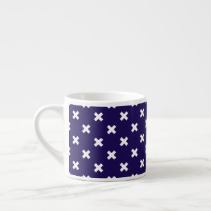 Witte kruisstiften op blauw van de marine espresso kop
