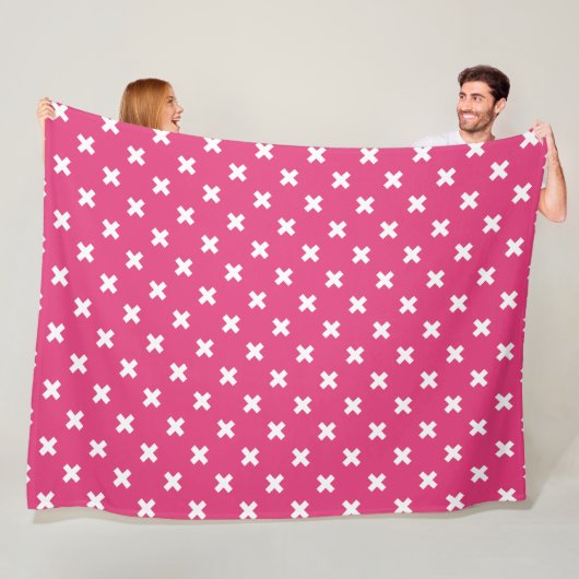 Witte kruisstiften op fuchsia fleece deken (In situ)